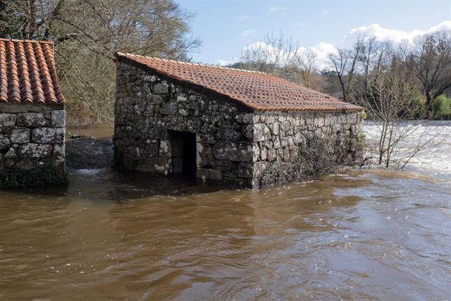Archivo - El río Tambre, desbordado a su paso por el municipio de Oroso, en A Coruña, Galicia (España), a 9 de febrero de 2021. Los sistemas de control y seguimiento de las respectivas cuencas han detectado el crecimiento significativo de los caudales de 