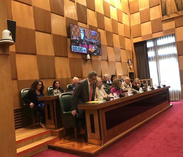 Dos de los cuatro concejales de VOX en la bancada de la derecha