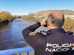 Bomberos de Logroño proceden al rescate del cuerpo de una mujer en el Ebro