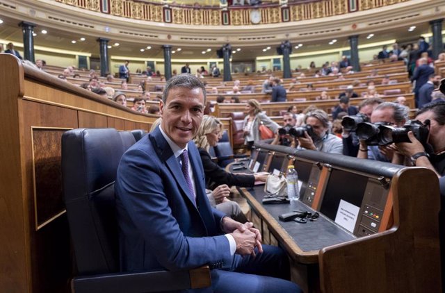 Archivo - El presidente del Gobierno en funciones, Pedro Sánchez en la investidura de Núñez Feijóo