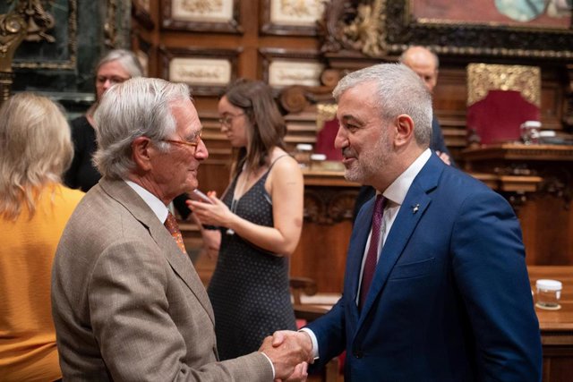 Archivo - El líder de Junts en el Ayuntamiento de Barcelona, Xavier Trias (i), saluda al alcalde de Barcelona, Jaume Collboni (d), en una imagen de archivo.