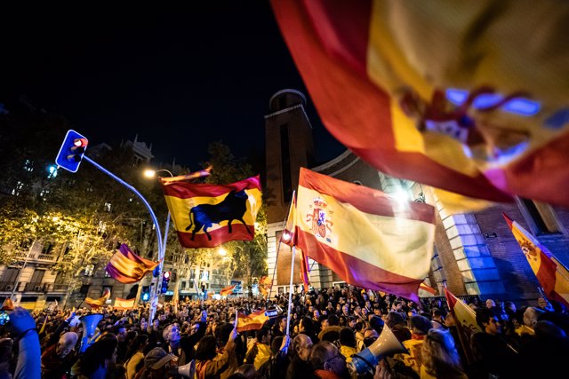 Cientos de personas durante una manifestación contra la amnistía frente a la sede del PSOE en Ferraz, a 14 de noviembre