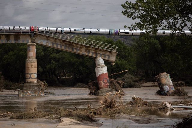Archivo - Puente colapsado debido a las inundaciones provocadas por la DANA