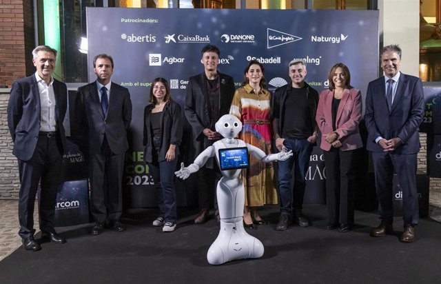 David Coral (vocal de Dircom Catalunya), Marc Gómez (secretario), Dalila Dawid (Ocean Media Lab y ex Meta), Mag Lari, Mª Lluïsa Martínez (pta.Dircom Catalunya), Asier Arranz (Robotics & AI Nvidia), Carme Miró y Jordi Romañach (vocales Dircom Catalunya)