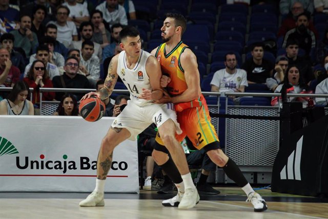 Archivo - Gabriel Deck y Josep Puerto, durante un partido.