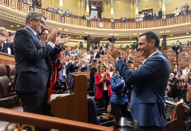 Pedro Sánchez y Núñez Feijóo se saludan en el Congreso