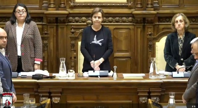 La alcaldesa de Gijón, Carmen Moriyón (Foro), durante el minuto de silencio guardado en el Pleno Municipal en memoria de José Antonio Justel, el hombre fallecido a consecuencia de la paliza recibida a la salida de un pub en Fomento.