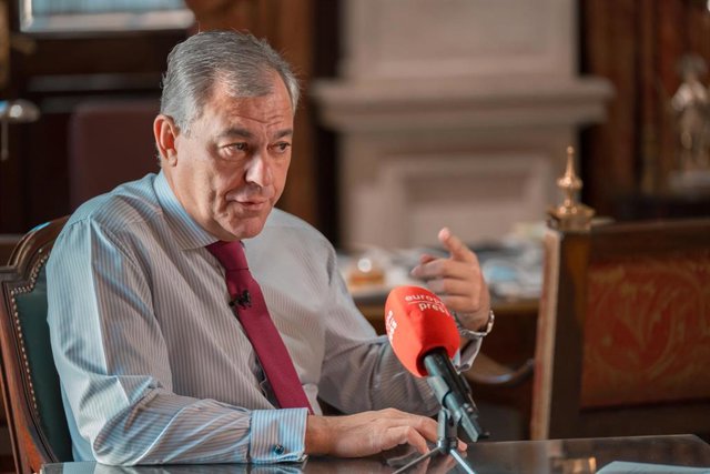 Archivo - El alcalde de Sevilla, José Luis Sanz, durante la entrevista concedida a Europa Press. A 02 de octubre de 2023, en Sevilla (Andalucía, España).