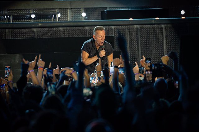 Archivo - El cantant Bruce Springsteen en concert a l'Estadi Olímpic de Barcelona