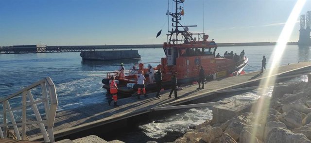 Imagen de una embarcación de Salvamento Marítimo y efectivos de Cruz Roja en el Puerto de Alicante tras localizar una patera en Altea (Alicante).