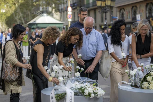 Archivo - Familiares participan en el acto institucional en recuerdo a las víctimas de los atentados del 17A.