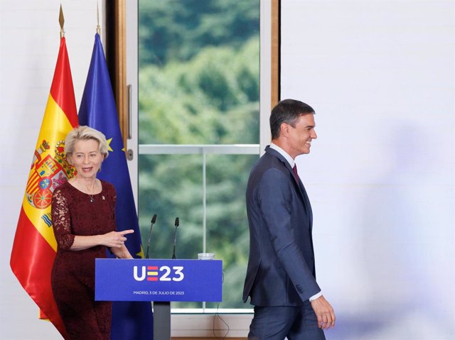 Archivo - La presidenta de la Comissió Europea, Ursula von der Leyen, i el president del Govern central, Pedro Sánchez