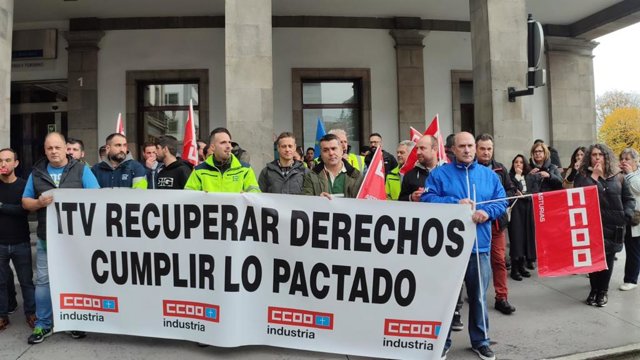 Concentración de los trabajadores de Itvasa frente a la consejería de Transición Ecológica, Industria y Desarrollo Económico.