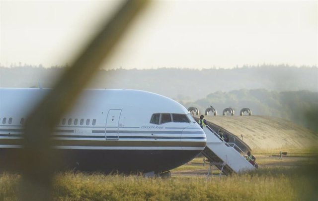 Archivo - Avión preparado en una base de Reino Unido en junio para deportar a migrantes a Ruanda