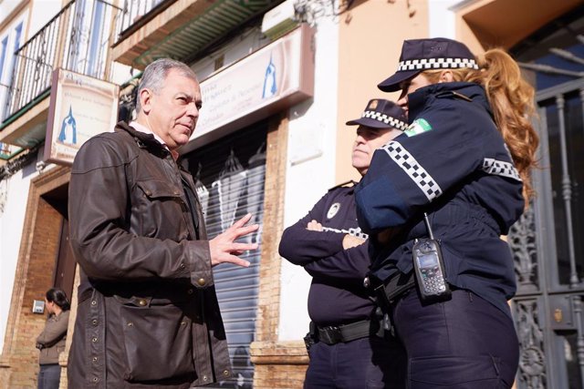 Archivo - Sanz conversa con agentes de la Policía Local, en una foto de archivo.