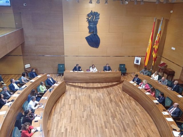 Imagen del pleno extraordinario del Ayuntamiento de València celebrado contra la aministía y el pacto de gobierno para la investidura de Pedro Sánchez.