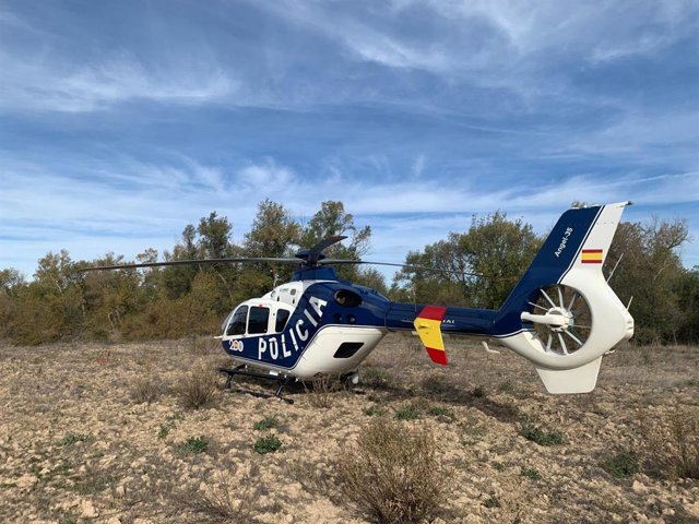Helicóptero de la Policía Nacional en la zona del Galacho de la Alfranca.