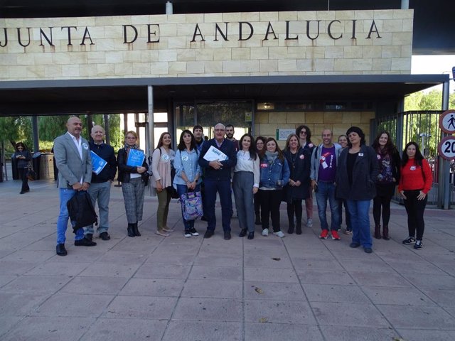 Los sindicatos ante la Consjería de Desarrollo Educativo antes del inicio de la Mesa Sectorial sobre docentes