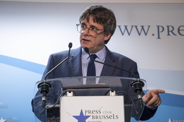 El expresidente de la Generalitat y eurodiputado de Junts, Carles Puigdemont, comparece en una rueda de prensa para explicar los detalles del acuerdo de investidura con el PSOE, en el Parlamento Europeo, a 9 de noviembre de 2023, en Bruselas (Bélgica).