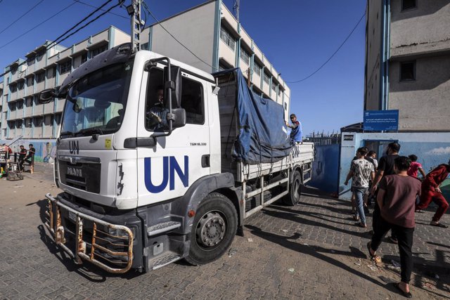 Archivo - Un camión de la ONU lleva suministros de alimentos a los ciudadanos palestinos alojados en una de las escuelas de la UNRWA en la ciudad de Rafá, en el sur de la Franja de Gaza