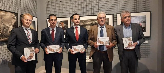 Responsables del 'Informe sobre la agricultura y la ganadería extremeñas'