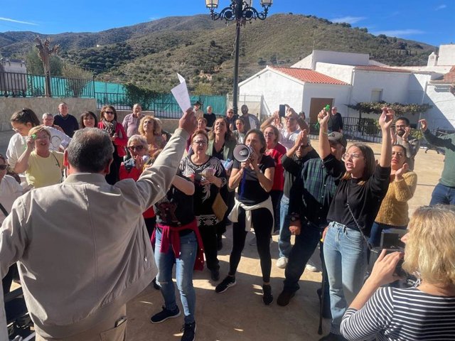 Protesta en Chercos (Almería) ante la moción de censura que dio la alcaldía a José Antonio Torres (PP).
