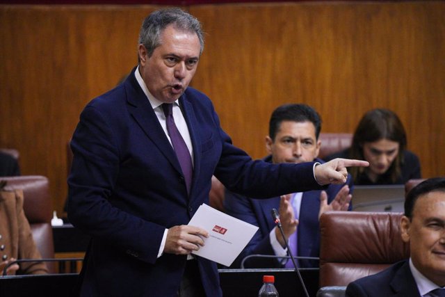 El secretario del PSOE-A, Juan Espadas, durante su turno de palabra en la sesión de control al Gobierno. A 15 de noviembre de 2023, en Sevilla (Andalucía, España). Primera Jornada de Pleno en la que se incluye las preguntas de los grupos parlamentarios al