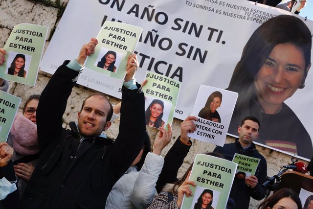 Archivo - Varias personas se manifiestan con retratos de Esther López para exigir justicia para ella en la plaza de Portugalete de Valladolid. Foto archivo