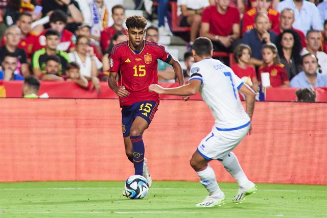 Archivo - Lamine Yamal encara a un rival en el España-Chipre de clasificación para la EURO 2024