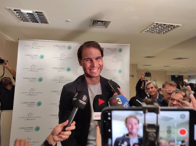 El tenista Rafa Nadal atiende a los medios tras visitar la Clínica Tenis Teknon, en Barcelona