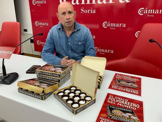 Carlos París, de Dulces El Beato, muestra el 'Polvorrezno', su nuevo producto.