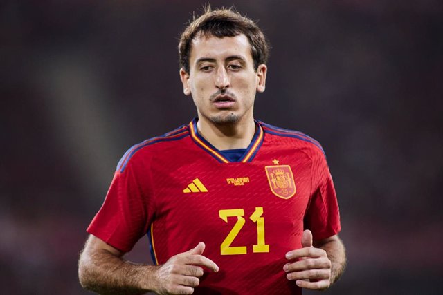 Archivo - Mikel Oyarzabal, durante un partido con la selección española.