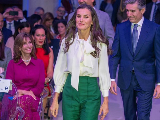 La Reina Letizia a su llegada al acto organizado por la Fundación Microfinanzas BBVA, a 15 de noviembre de 2023, en Madrid (España).