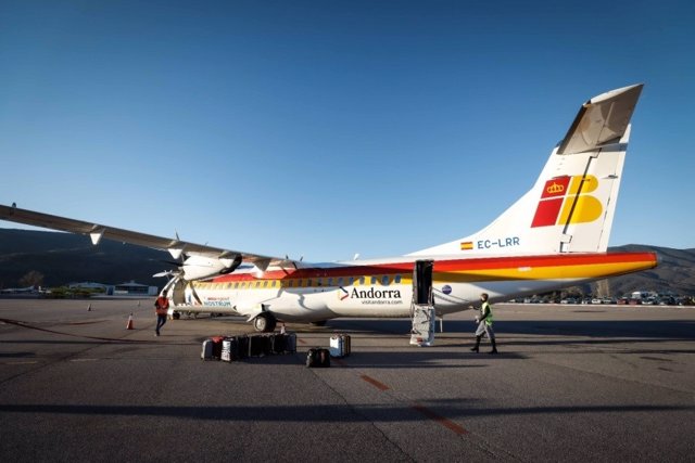 Un avión de Air Nostrum en el aeropuerto de Andorra-la Seu.