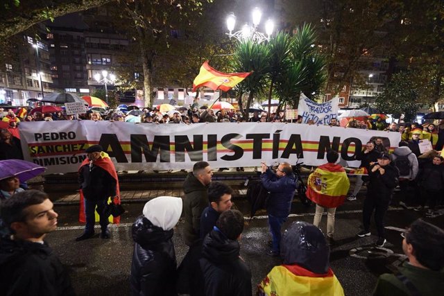 Concentración contra la amnistía en Santander, frente a la sede del PSOE el pasado 10 de noviembre.