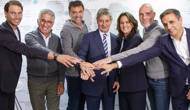 Archivo - Izda a dcha Rafa Nadal, Manuel Orantes, Sergio Bruguera, Dr. Ruiz Cotorro, Conchita Martinez, Alex Corretja, Dr. Simón en la inauguración de la Clínica Tenis Teknon de Barcelona