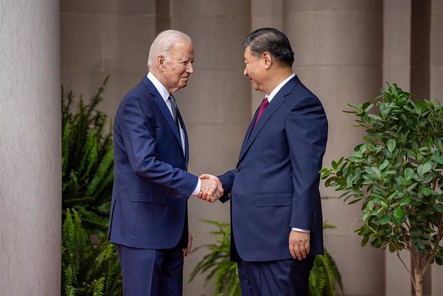 El presidente de Estados Unidos, Joe Biden (izquierda) y su homólogo chino, Xi Jinping (derecha)