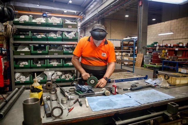 Archivo - Un trabajador en una factoría de Talgo