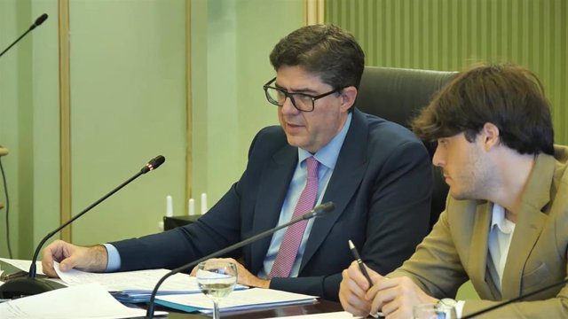 El conseller de Turismo, Cultura y Deportes, Jaume Bauzá, en la Comisión de Hacienda y Presupuestos.