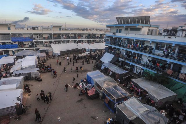 Escuela de la UNRWA repleta de desplazdos en Jan Yunis, Franja de Gaza