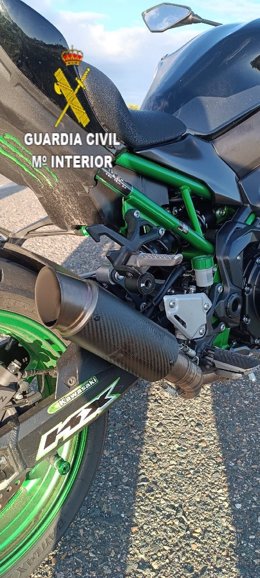 Escape modificado de la moto interceptada