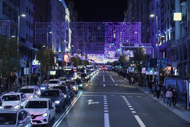 Archivo - Luces de Navidad desde el autobús Naviluz 