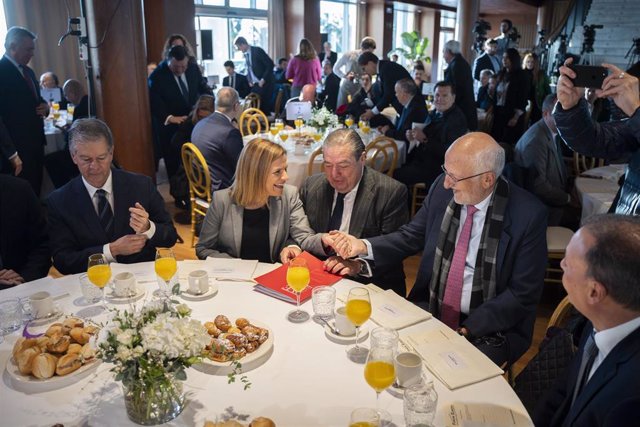 Archivo - La delegada del Gobierno en la Comunidad Valenciana, Pilar Bernabé (2i); el presidente de la Asociación Valenciana de Empresarios, Vicente Boluda (3i) y el presidente de Mercadona, Juan Roig (4i), en una imagen de archivo