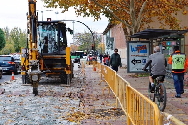 Una máquina perfora el pavimento del carril bici de la avenida de Gijón.