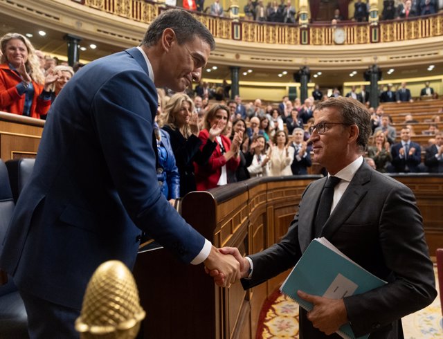 El presidente del PP, Alberto Núñez Feijóo, a su salida de la segunda sesión del debate de investidura de Pedro Sánchez