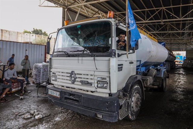 Un camió amb combustible al pas de Rafah