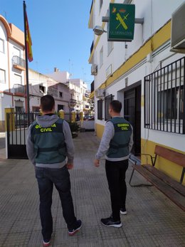 Archivo - Imagen de dos agentes en el cuartel de la Guardia Civil de Isla Cristina (Huelva).
