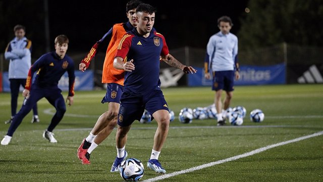 El centrocampista Alberto Moleiro durante un entrenamiento con la Sub-21