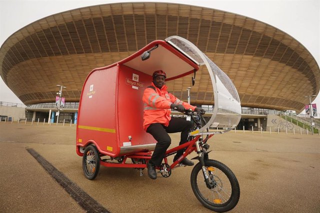 Archivo - Repartidor de Royal Mail en Londres (Reino Unido).