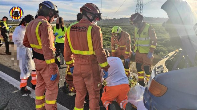 Muere un hombre y otro resulta herido al arrollarles dos camiones en Picassent (Valencia)